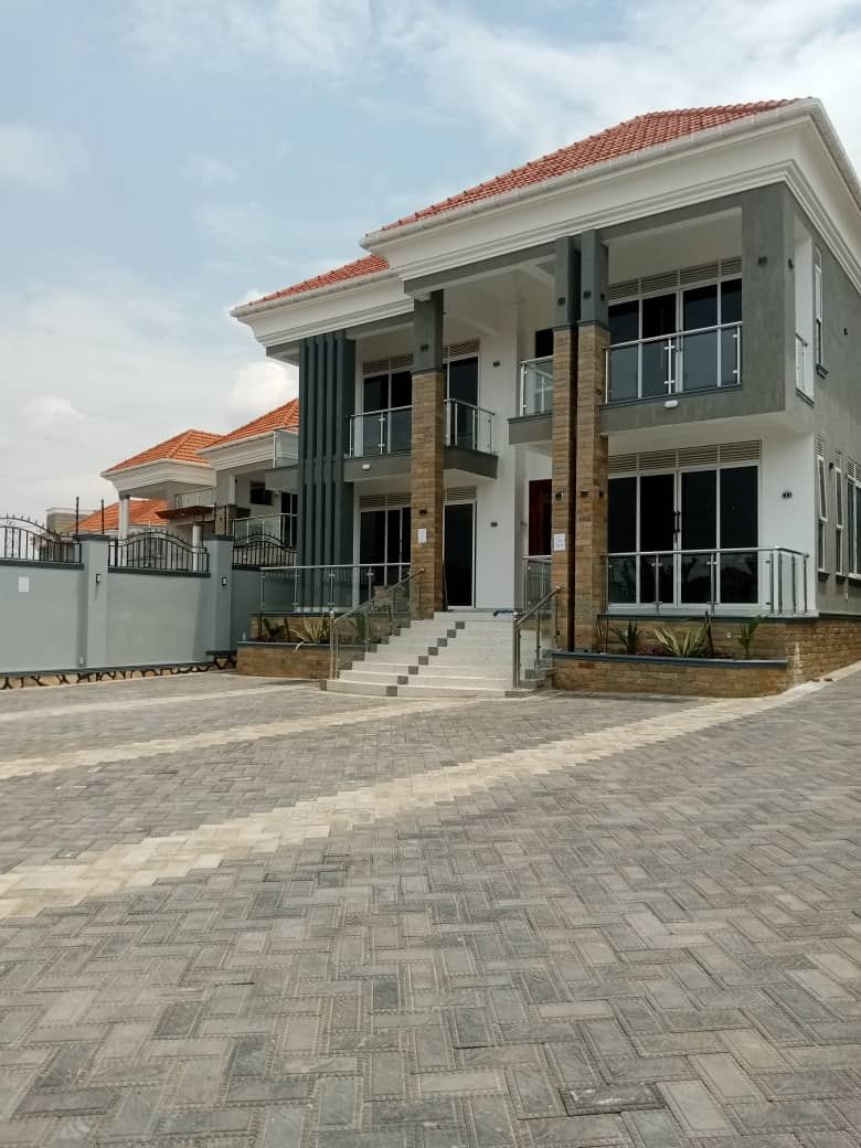 6-Bedroom Mansion with Boys' Quarters – Munyonyo | UGX 1,800,000,000 — photo 1