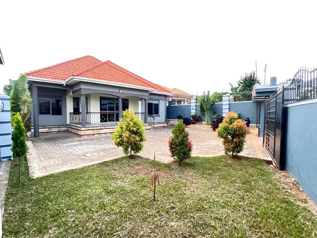 4-Bedroom Home with Boys' Quarters – Kitende Sekiwunga | UGX 380,000,000 (Negotiable)
