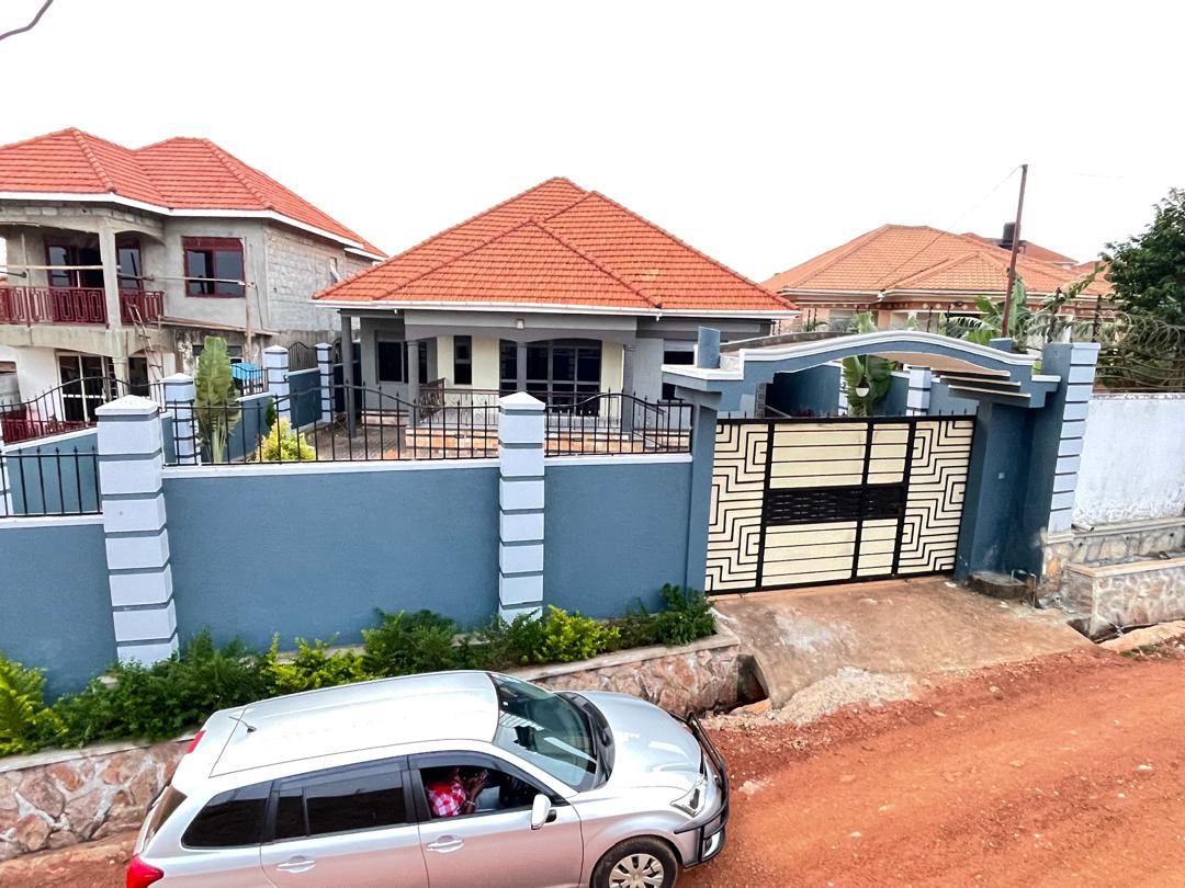 4-Bedroom Home with Boys' Quarters – Kitende Sekiwunga | UGX 380,000,000 (Negotiable) — photo 2