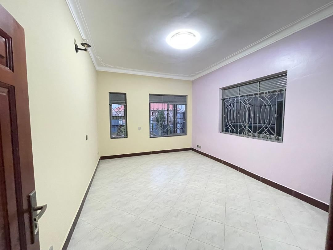 4-Bedroom Home with Boys' Quarters – Kitende Sekiwunga | UGX 380,000,000 (Negotiable) — photo 4