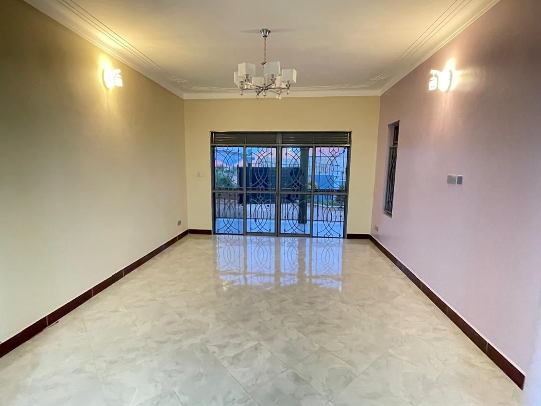 4-Bedroom Home with Boys' Quarters – Kitende Sekiwunga | UGX 380,000,000 (Negotiable) — photo 5