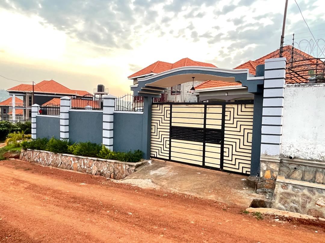 4-Bedroom Home with Boys' Quarters – Kitende Sekiwunga | UGX 380,000,000 (Negotiable) — photo 9