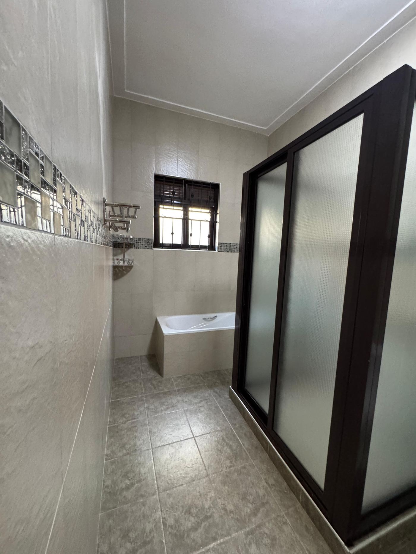 Two Elegant 6-Bedroom Houses for Sale in Seta–Magere near Buwate and Kira – UGX 950 Million each — photo 4