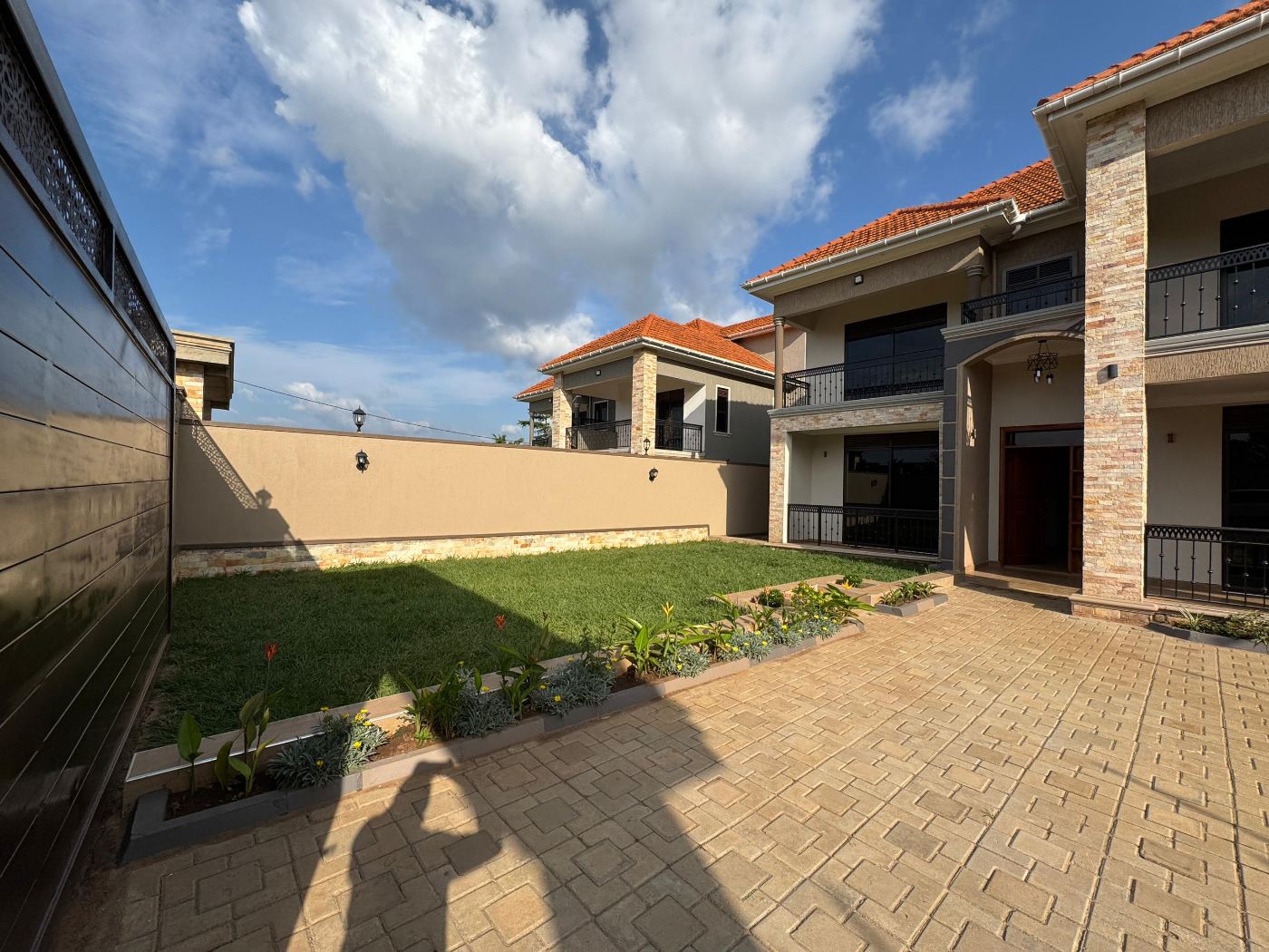 Two Elegant 6-Bedroom Houses for Sale in Seta–Magere near Buwate and Kira – UGX 950 Million each — photo 8