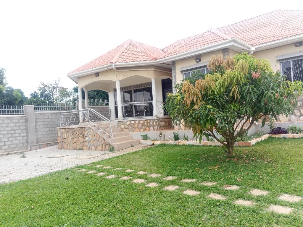 3-Bedroom Home on Half an Acre – Namugongo Kiwango | UGX 300,000,000 (Negotiable)