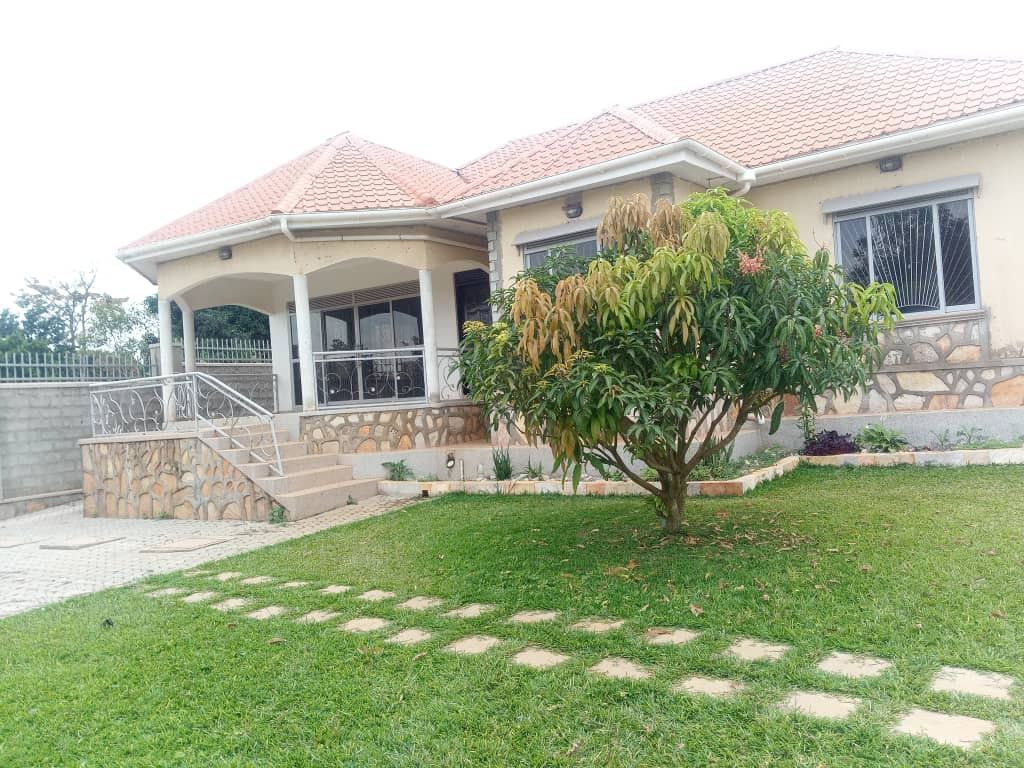 3-Bedroom Home on Half an Acre – Namugongo Kiwango | UGX 300,000,000 (Negotiable) — photo 2