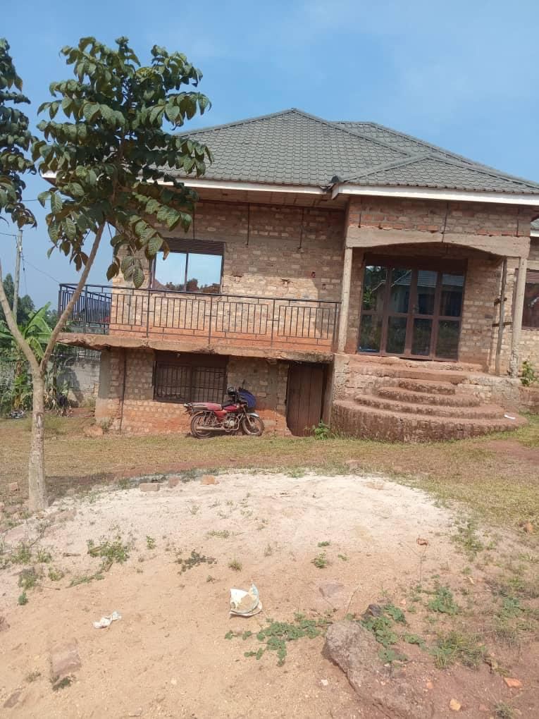 7-Room House on 100x100ft Private Mailo – Katende Mabuye | UGX 150,000,000 — photo 1