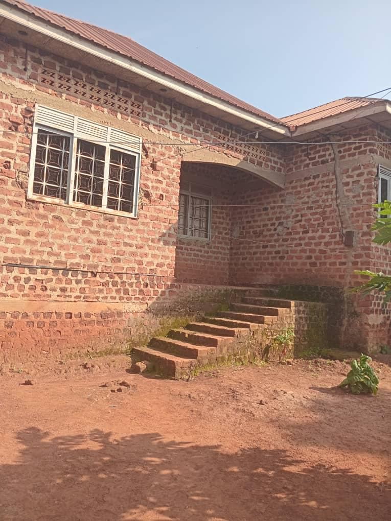 7-Room House on 100x100ft Private Mailo – Katende Mabuye | UGX 150,000,000 — photo 2