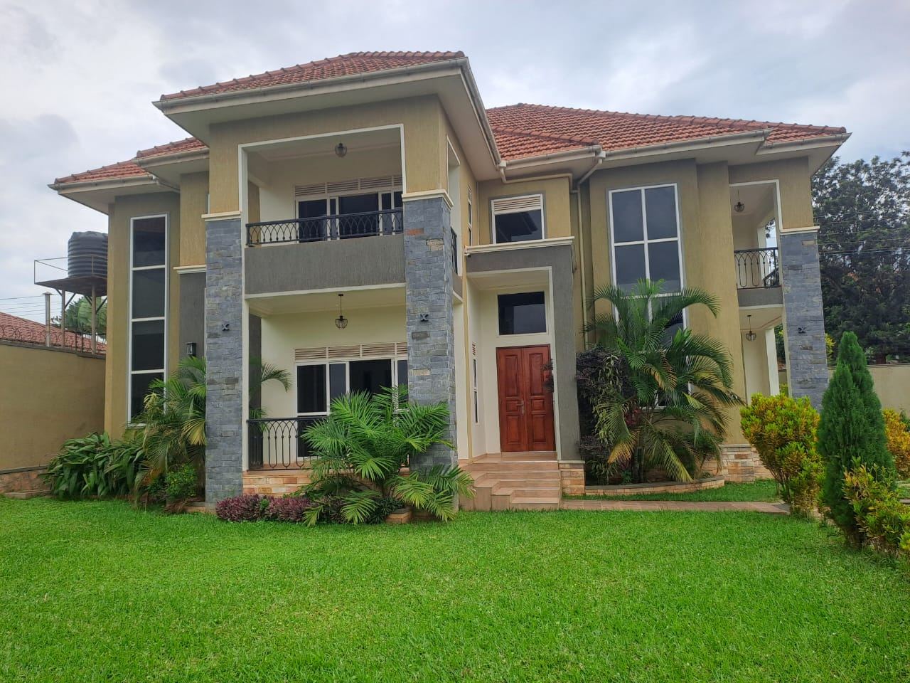5-Bedroom Mansion with Servant Quarters – Kitende | UGX 1,200,000,000 — photo 1