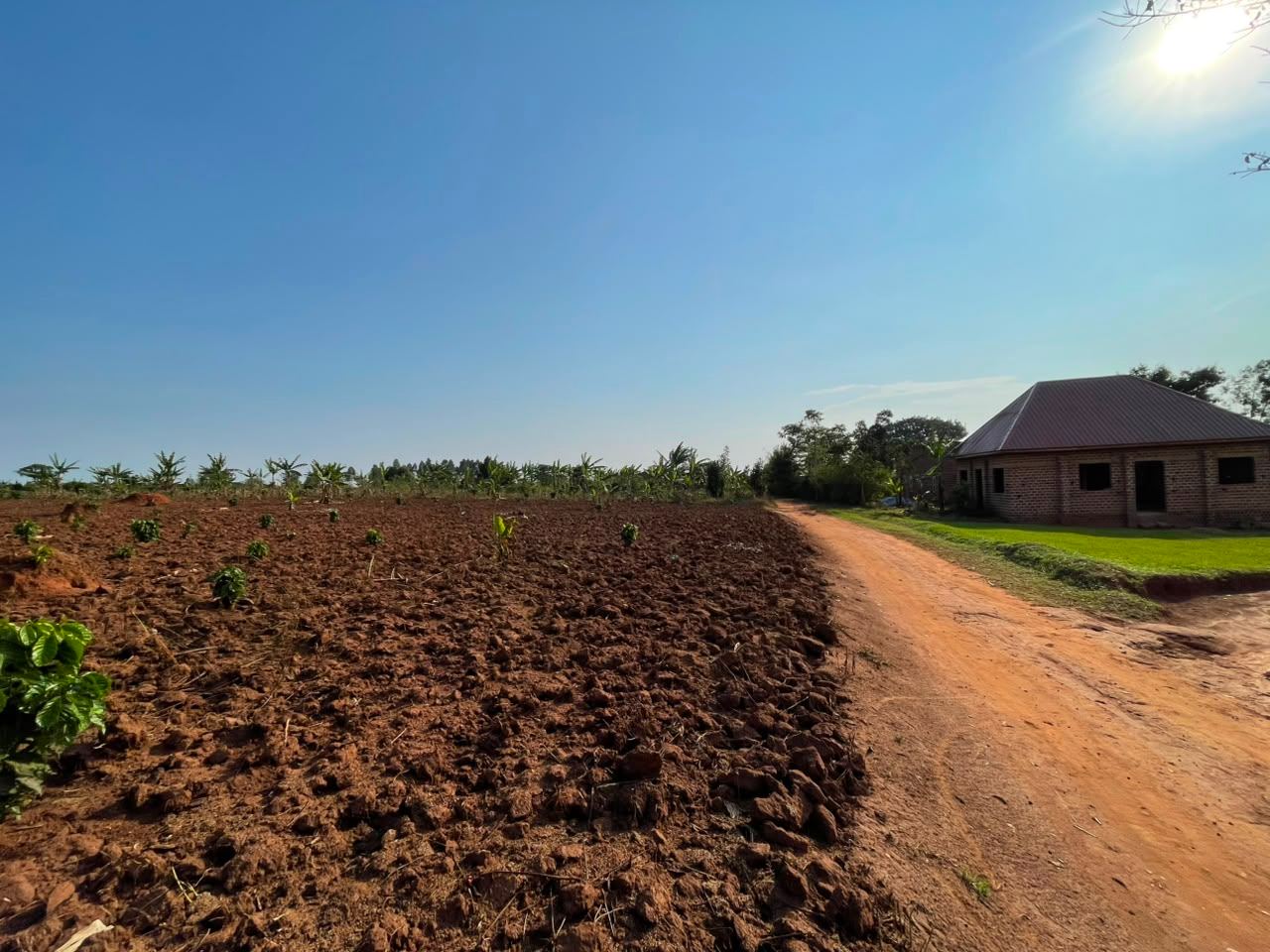 1 Acre with Road Frontage – Kitukutwe, Nyanja | UGX 200,000,000 — photo 1